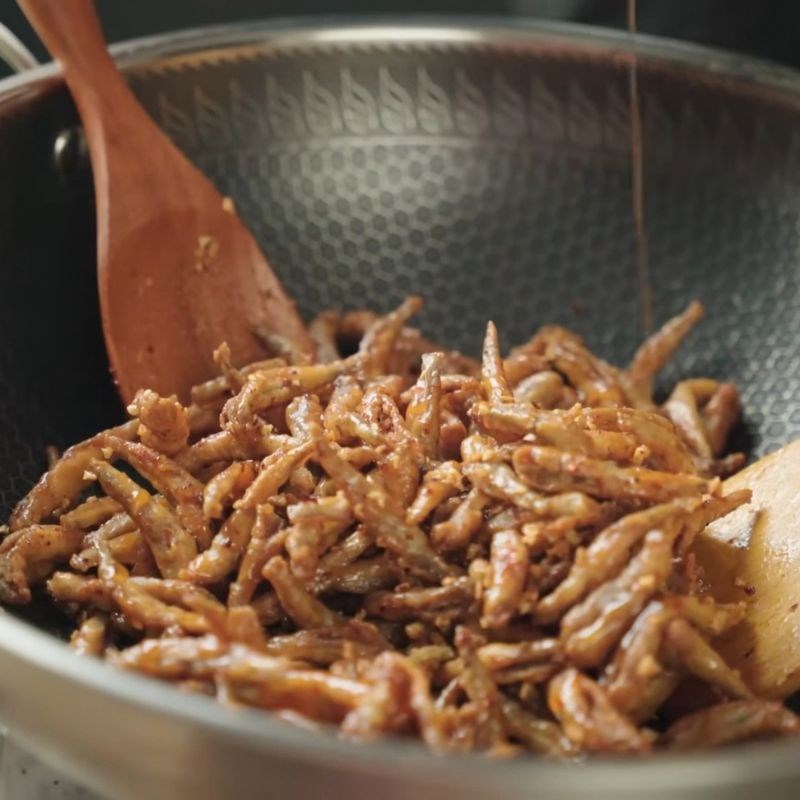 Bước 6 Trộn cá với sốt Cá cơm sấy giòn