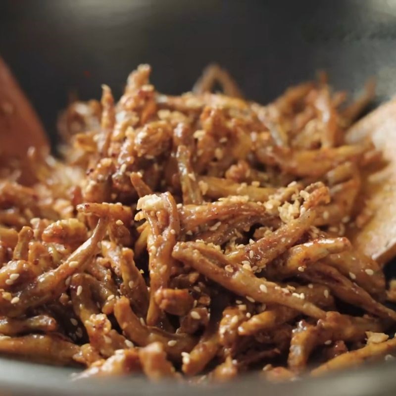 Bước 6 Trộn cá với sốt Cá cơm sấy giòn