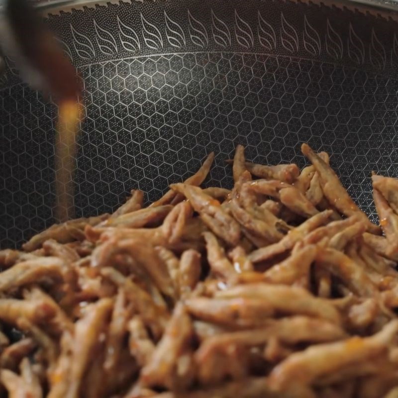 Bước 6 Trộn cá với sốt Cá cơm sấy giòn