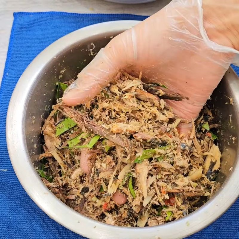 Bước 4 Trộn và giã chung Cá khô giã ớt