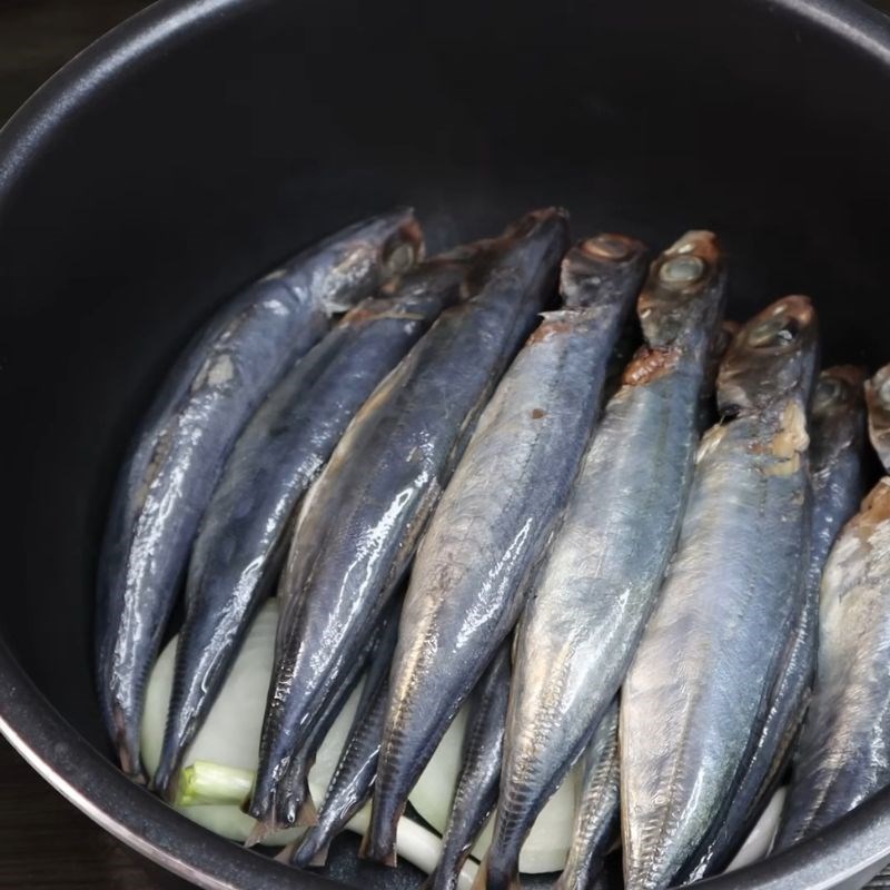 Bước 3 Ướp cá Cá nục kho rục