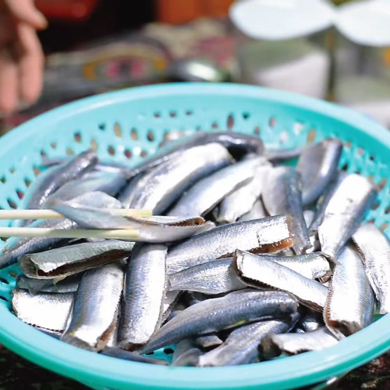 Bước 1 Ướp cá Cá trích kho rục