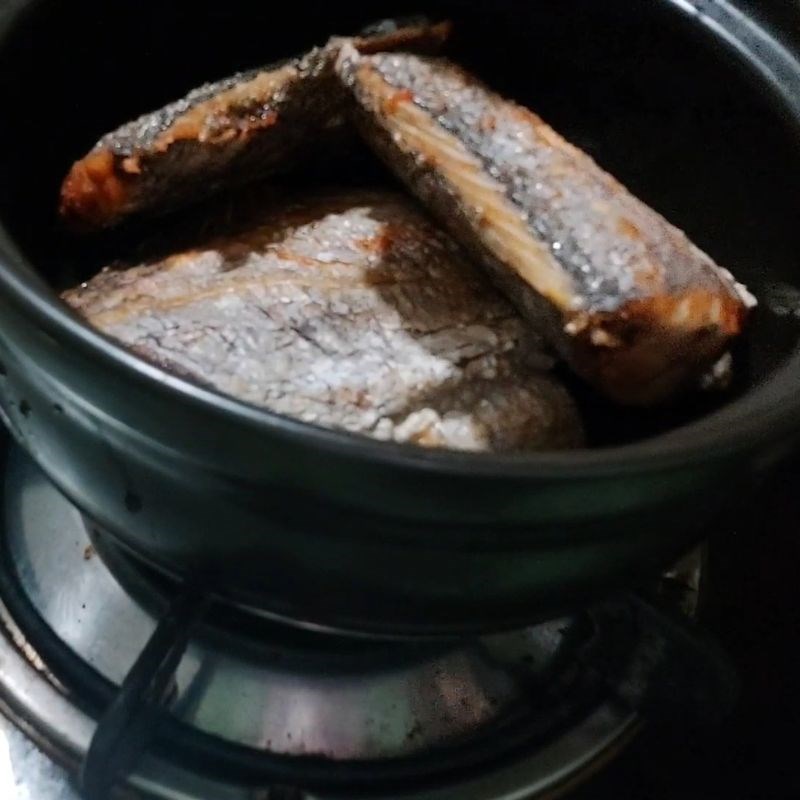 Bước 2 Ướp cá Cá hố kho tiêu