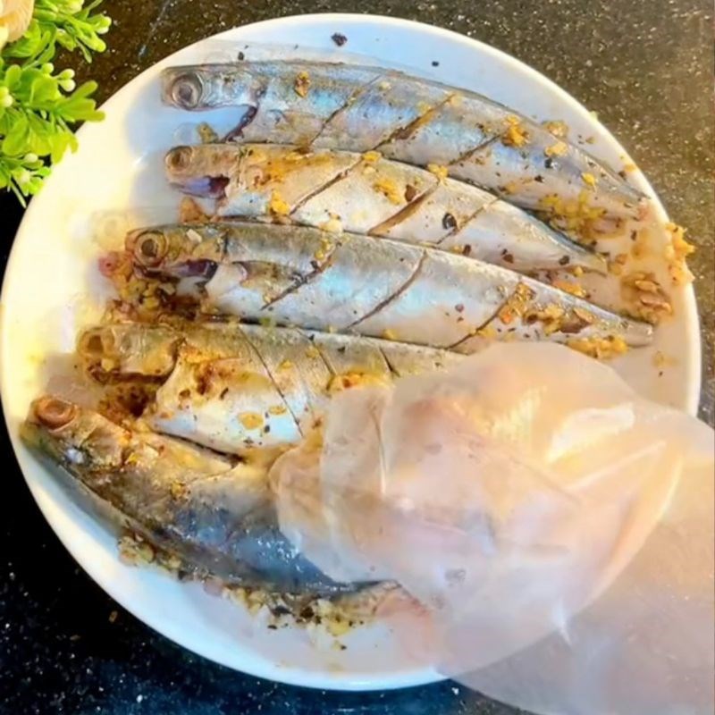 Bước 1 Ướp cá Cá nục nướng nồi chiên không dầu