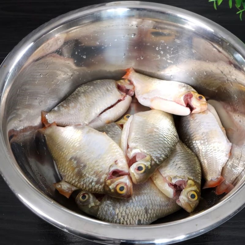 Bước 1 Ướp cá Cá he kho mía