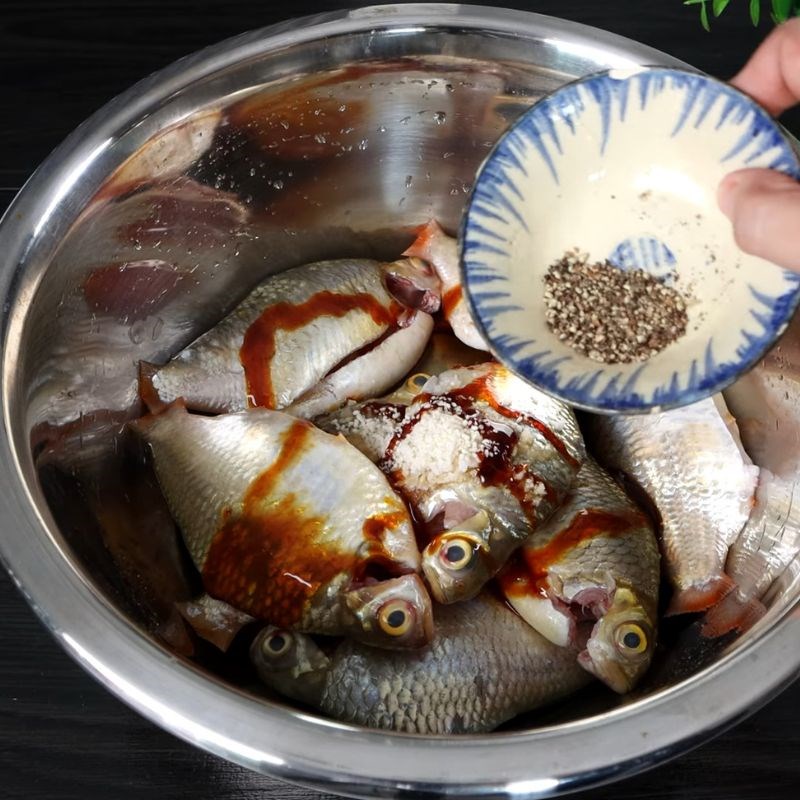 Bước 1 Ướp cá Cá he kho mía