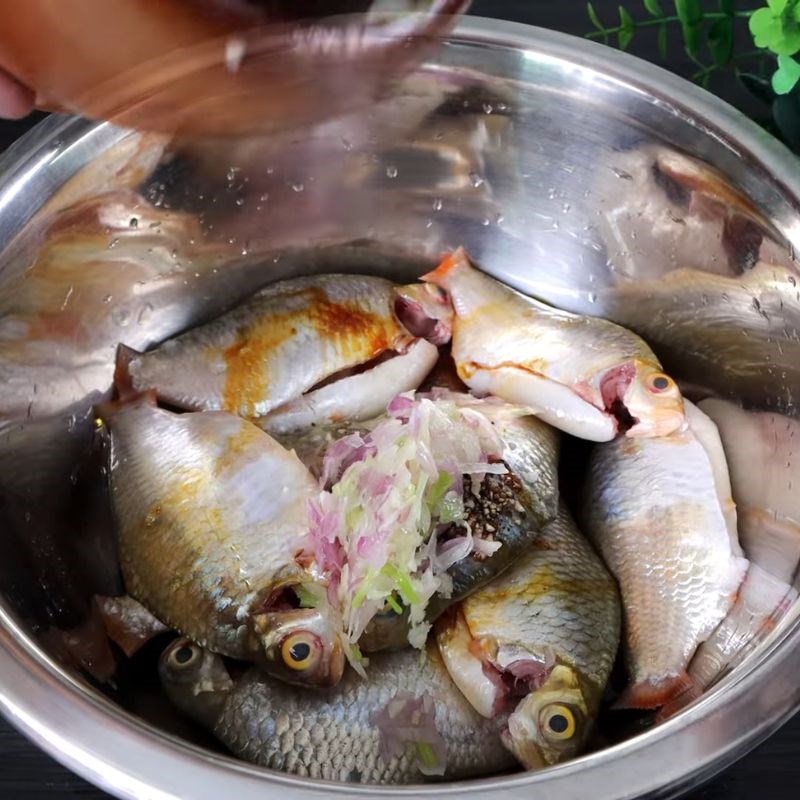 Bước 1 Ướp cá Cá he kho mía