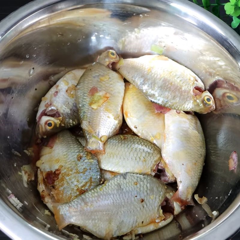Bước 1 Ướp cá Cá he kho mía