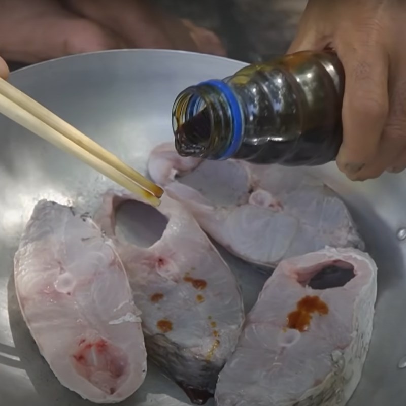 Bước 3 Ướp cá chẽm Cá chẽm kho tiêu