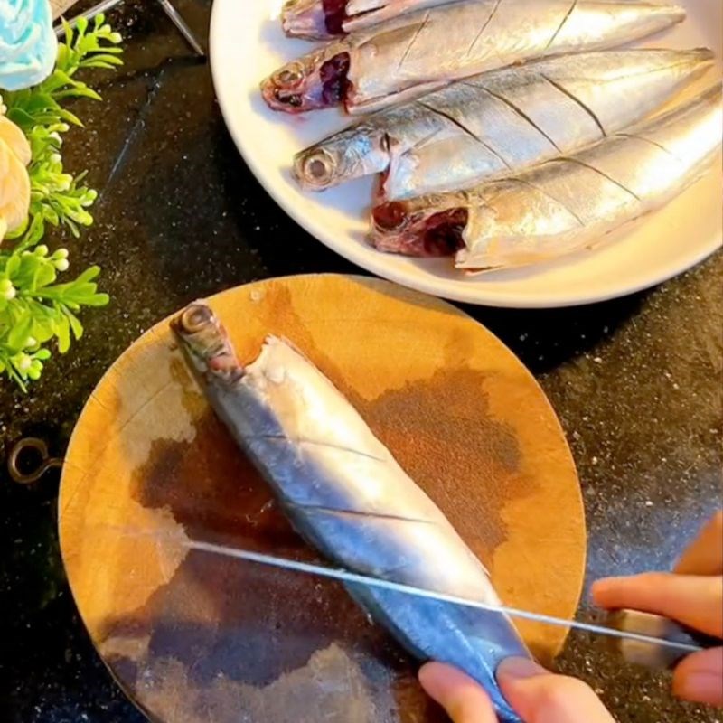 Bước 1 Ướp cá Cá nục nướng nồi chiên không dầu