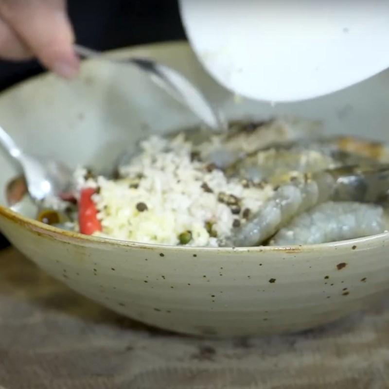 Bước 2 Ướp tôm Tôm rim tiêu