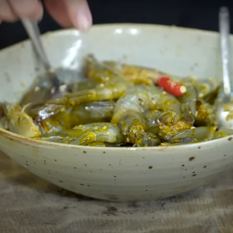 Bước 2 Ướp tôm Tôm rim tiêu