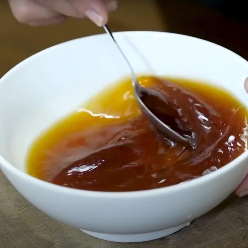 Bước 2 Ướp tôm Tôm rim tiêu