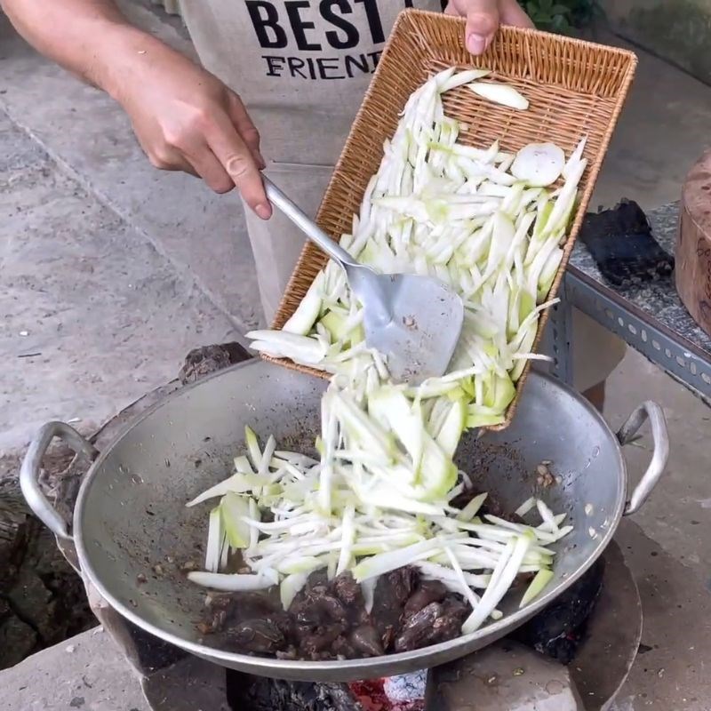 Bước 3 Xào cúm núm với bầu Cúm núm xào bầu