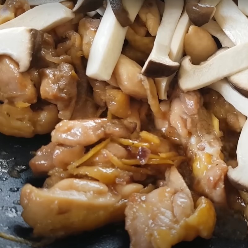 Bước 3 Xào gà với nấm đùi gà Gà xào nấm đùi gà