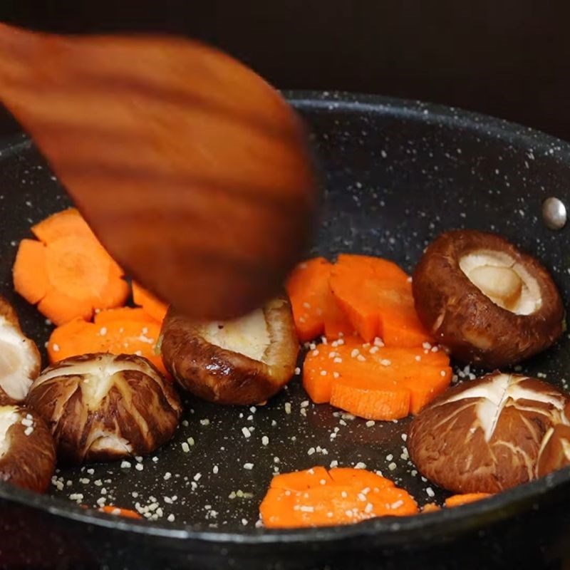 Bước 3 Xào nguyên liệu Gà nấu khóm