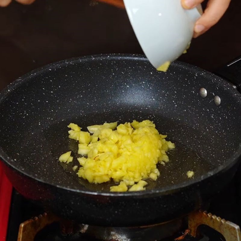 Bước 3 Xào nguyên liệu Gà nấu khóm
