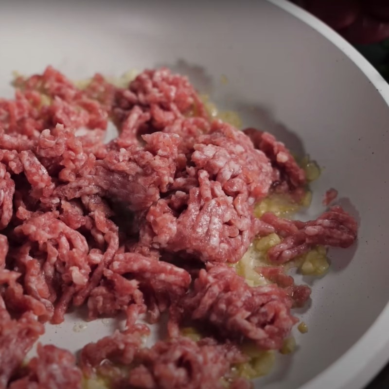 Bước 2 Xào thịt băm Nấm kim châm sốt cay