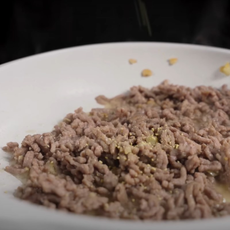 Bước 2 Xào thịt băm Nấm kim châm sốt cay