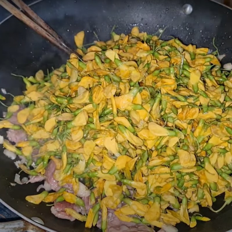 Bước 2 Xào thịt bò Bông điên điển xào thịt bò
