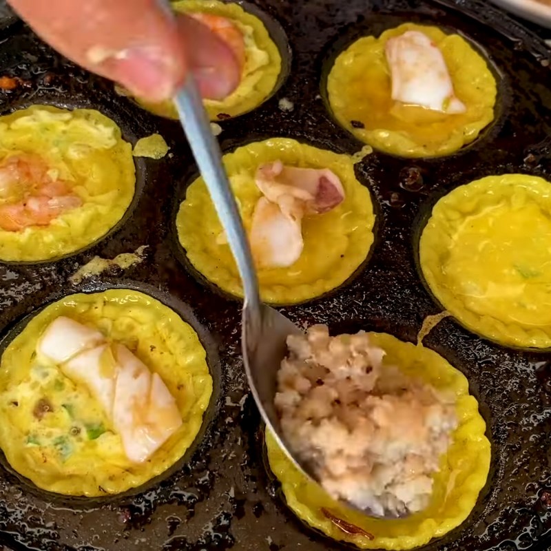 Bước 5 Đổ bánh khọt Bánh khọt bằng bột bánh xèo