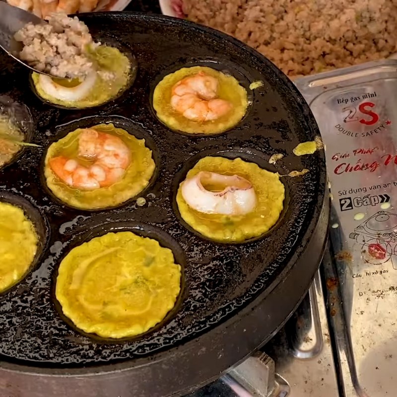 Bước 5 Đổ bánh khọt Bánh khọt bằng bột bánh xèo