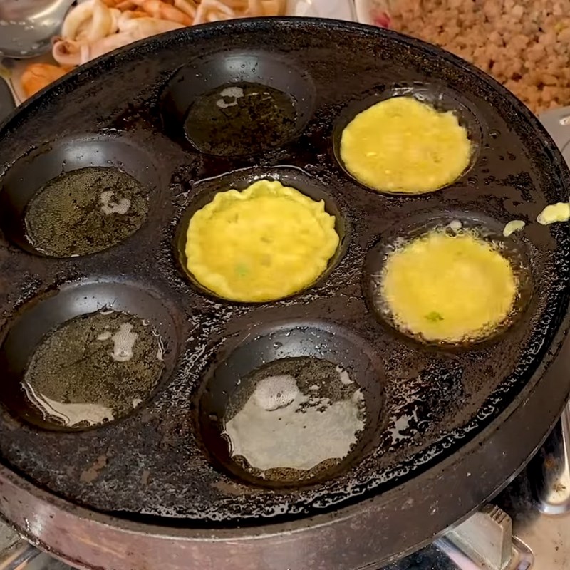 Bước 5 Đổ bánh khọt Bánh khọt bằng bột bánh xèo