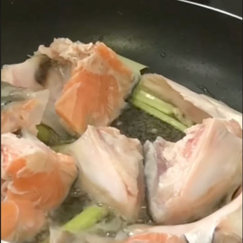 Bước 2 Áp chảo đầu cá Canh đầu cá hồi nấu dứa