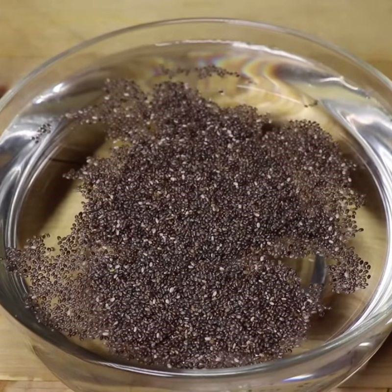Bước 3 Cách ngâm hạt chia Trà bí đao sương sáo