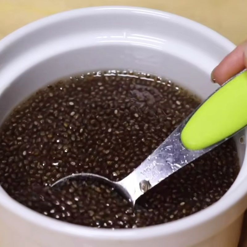 Bước 3 Cách ngâm hạt chia Trà bí đao sương sáo