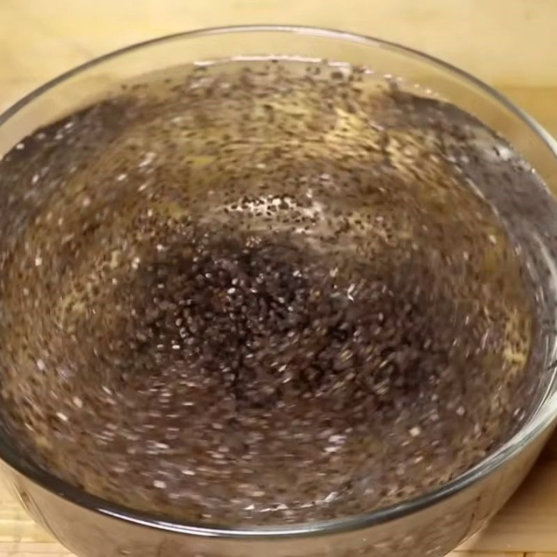 Bước 3 Cách ngâm hạt chia Trà bí đao sương sáo