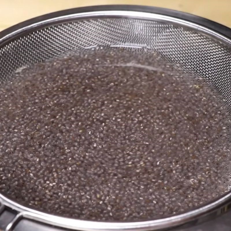 Bước 3 Cách ngâm hạt chia Trà bí đao sương sáo
