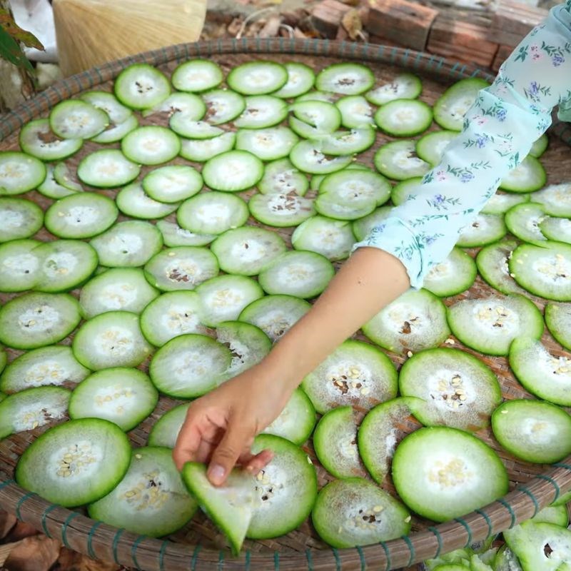 Bước 2 Cắt bí đao Bí đao khô