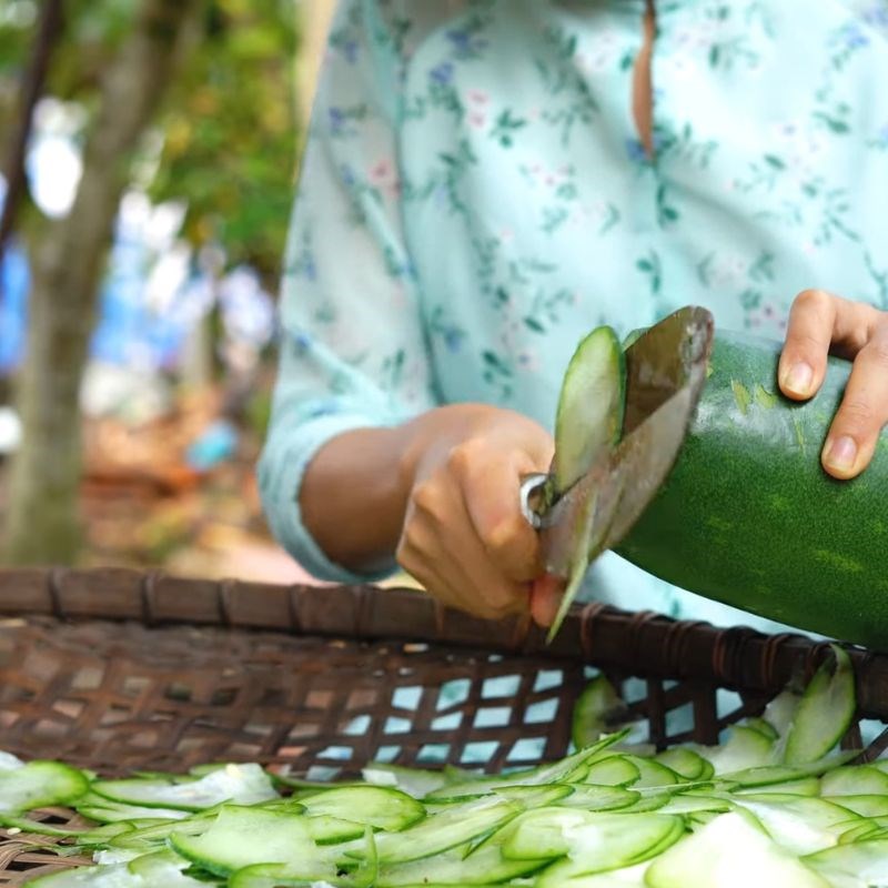Bước 2 Cắt bí đao Bí đao khô