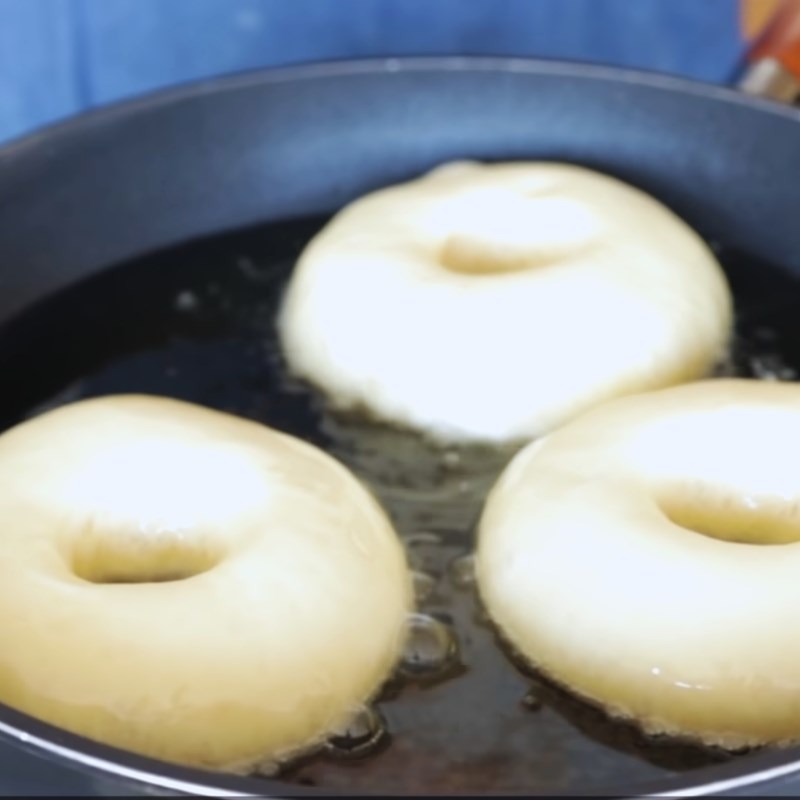 Bước 4 Chiên bánh donut Bánh donut đường