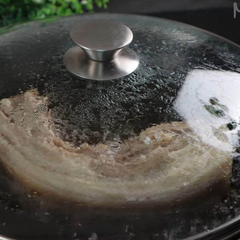 Bước 4 Chiên thịt Cách làm thịt ba chỉ quay bằng chảo