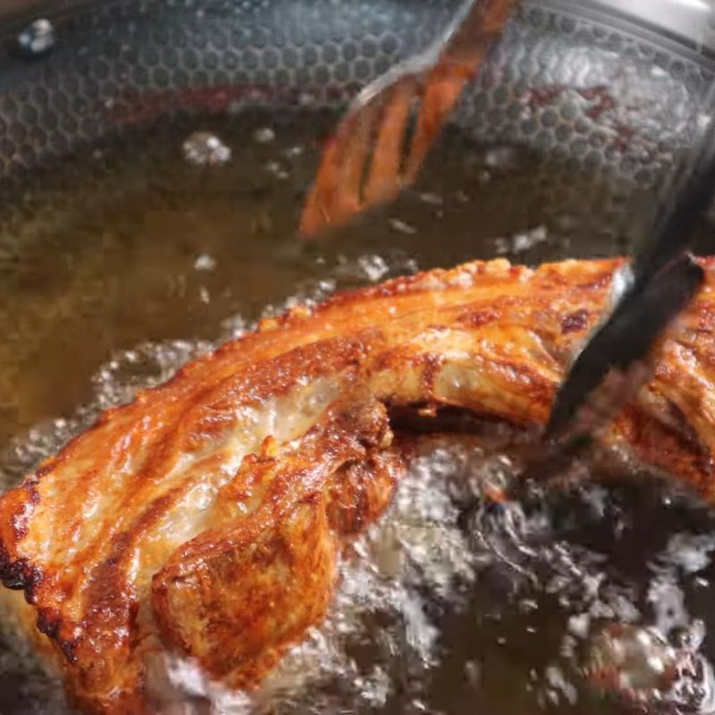 Bước 4 Chiên thịt Cách làm thịt ba chỉ quay bằng chảo