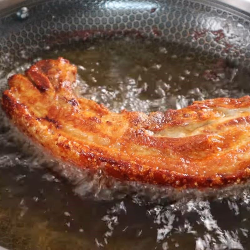 Bước 4 Chiên thịt Cách làm thịt ba chỉ quay bằng chảo