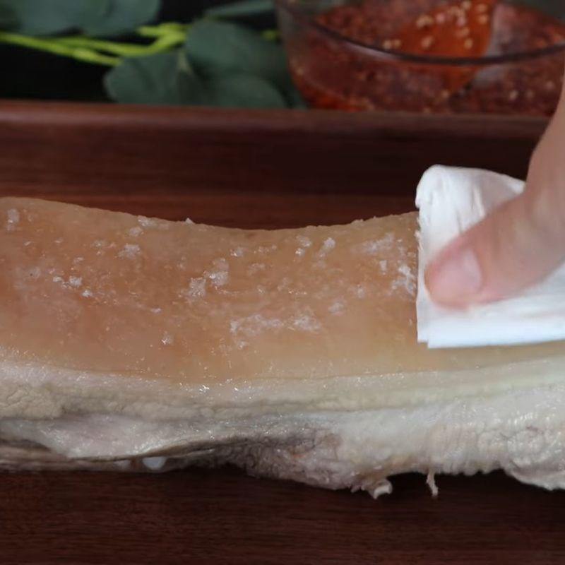 Bước 4 Chiên thịt Cách làm thịt ba chỉ quay bằng chảo