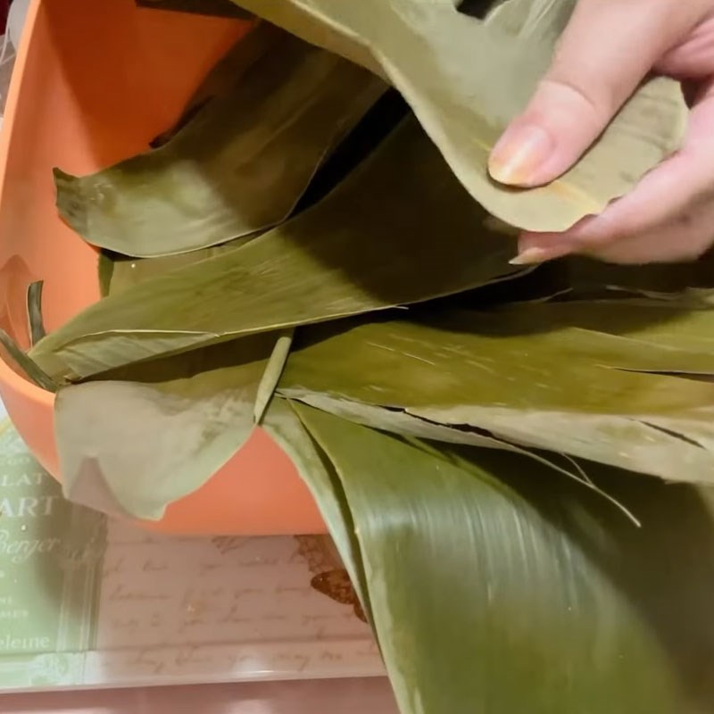 Bước 5 Chuẩn bị lá tre và gạo trước khi gói bánh Bánh gio mật mía