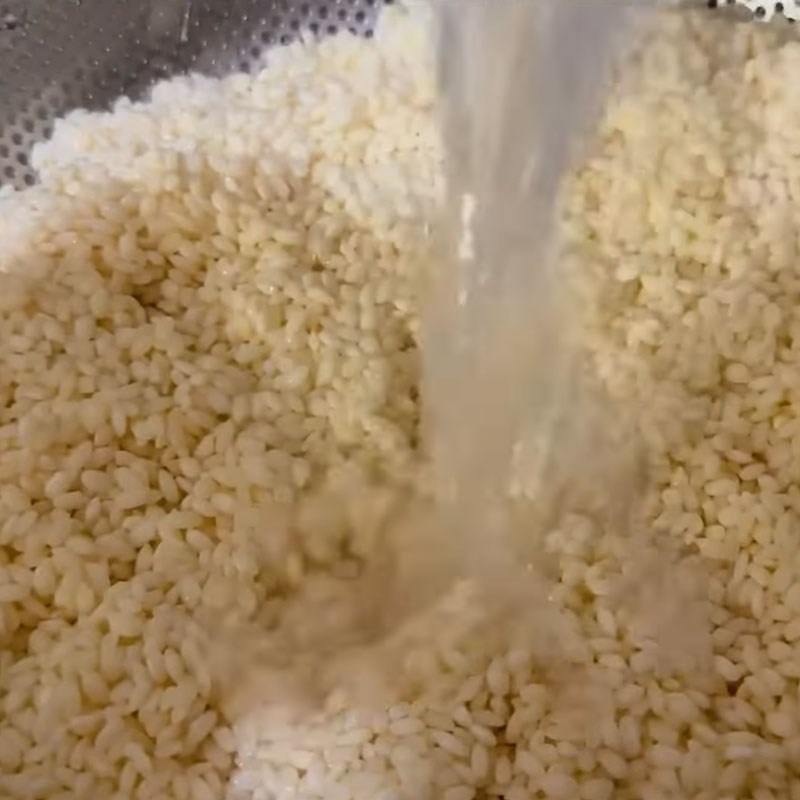 Bước 5 Chuẩn bị lá tre và gạo trước khi gói bánh Bánh gio mật mía