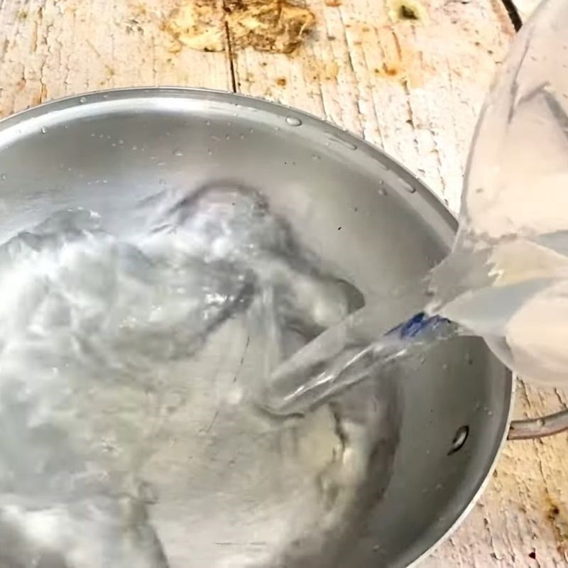 Bước 2 Chuẩn bị nước hấp Cách làm tôm càng xanh hấp nước dừa