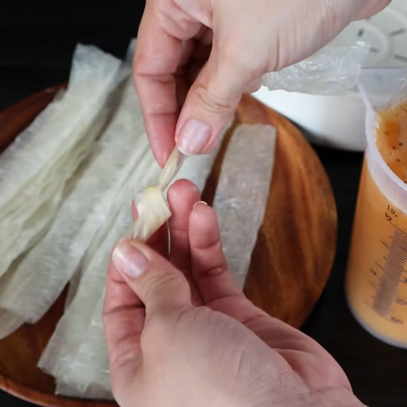 Bước 2 Chuẩn bị vỏ collagen Trứng nướng Thái Lan