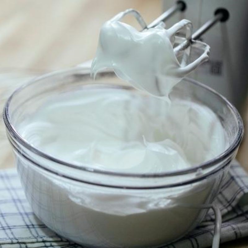 Bước 2 Đánh bông hỗn hợp Cách làm kem muối với bột kem béo