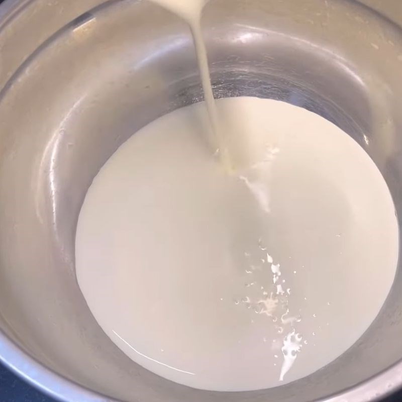 Bước 3 Đánh bông whipping cream Cách làm kem xoài với sữa Ông Thọ