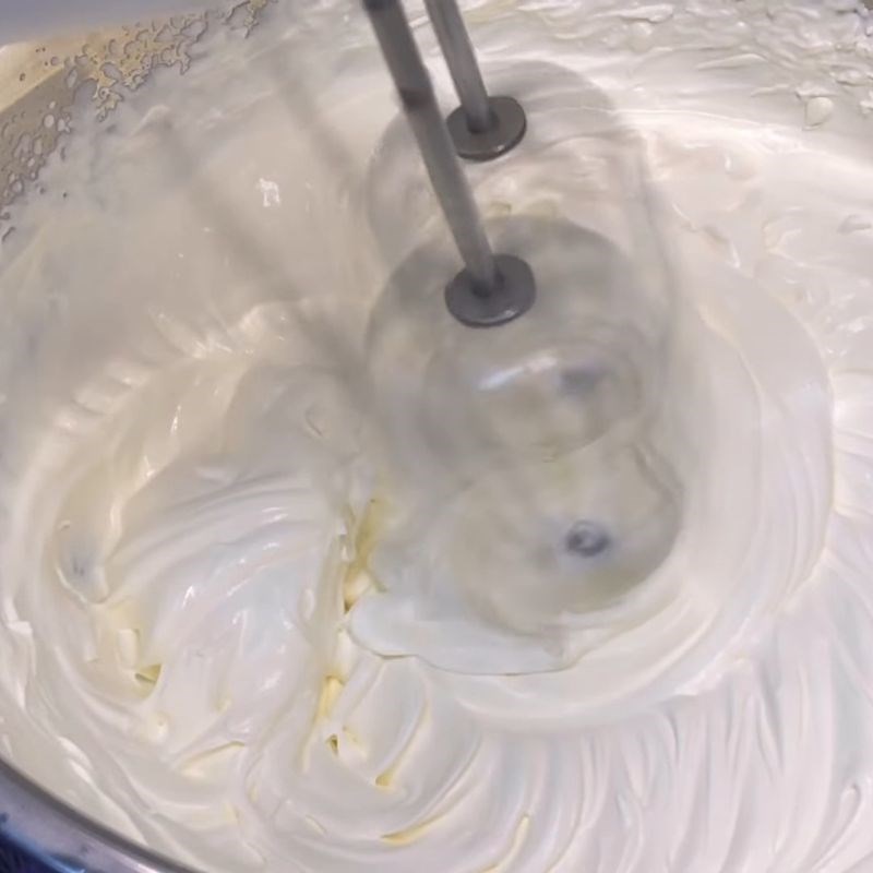 Bước 3 Đánh bông whipping cream Cách làm kem xoài với sữa Ông Thọ