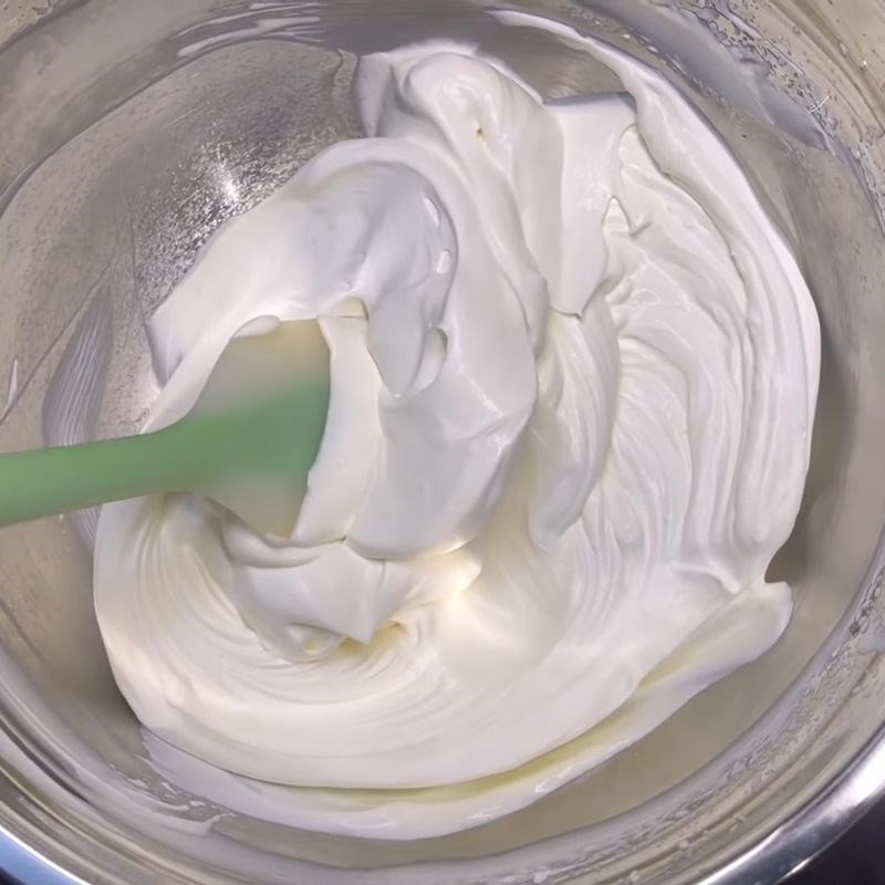 Bước 3 Đánh bông whipping cream Cách làm kem xoài với sữa Ông Thọ
