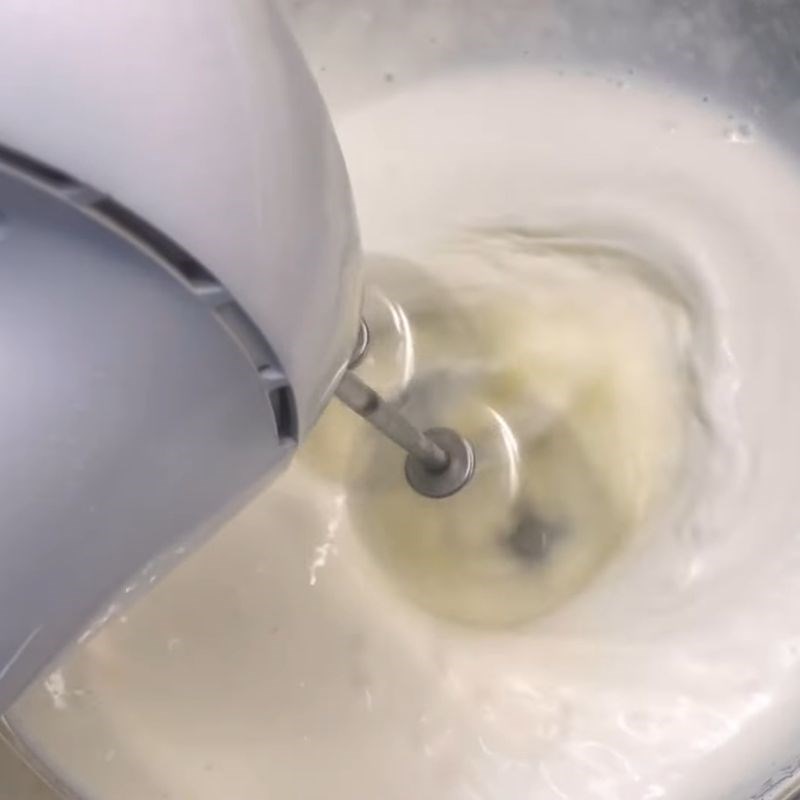 Bước 3 Đánh bông whipping cream Cách làm kem xoài với sữa Ông Thọ