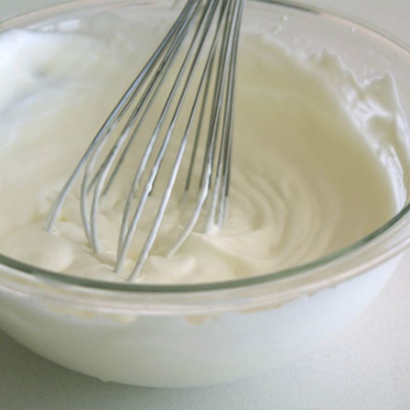 Bước 2 Đánh kem bằng máy đánh trứng Cách làm kem muối với kem béo Rich’s