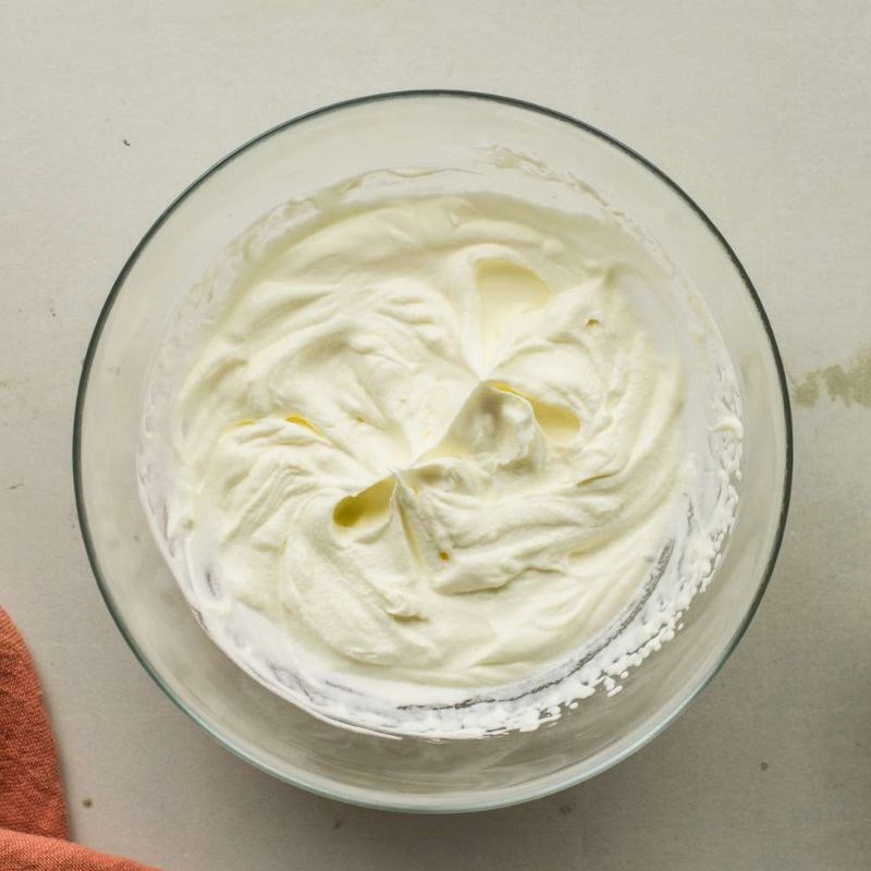 Bước 2 Đánh kem tươi Bánh sinh nhật kem tươi